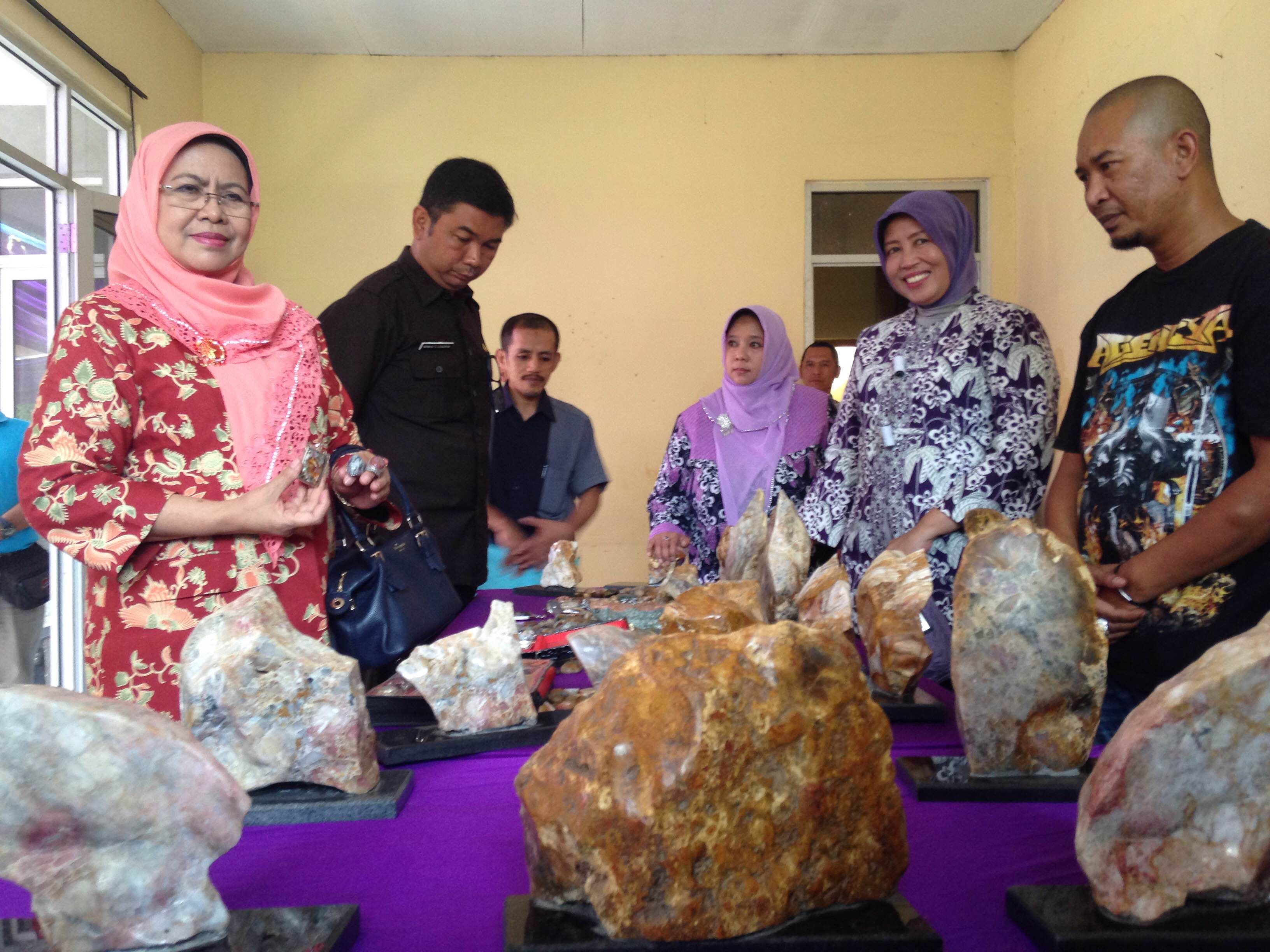 Warga Digembleng Produksi Batu Oncom