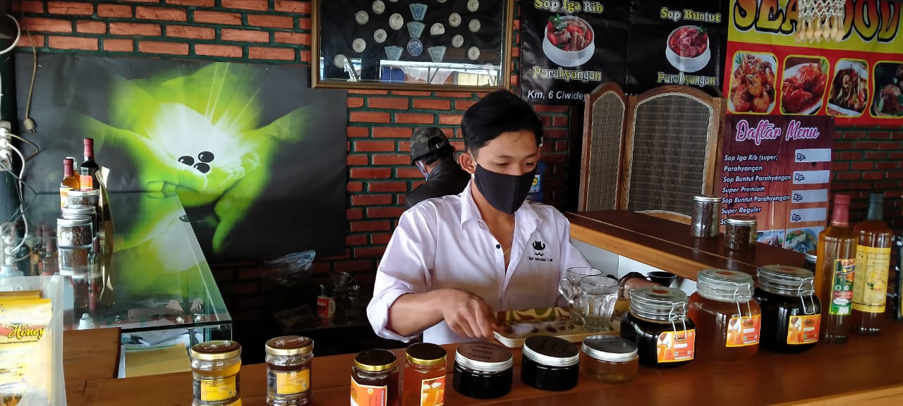 Belajar Madu di Kedai Lebah