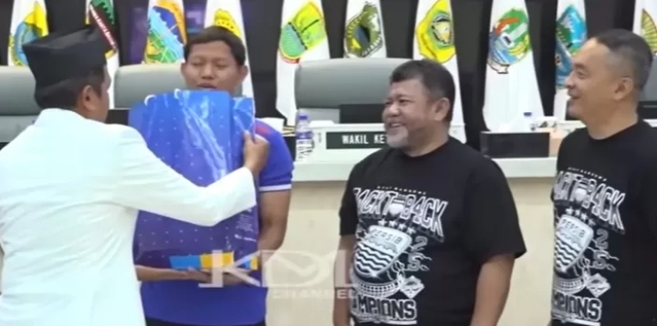 Buktikan Janji, Gubernur Jawa Barat Dedi Mulyadi Serahkan Bonus Rp1 Miliar untuk sang Juara Persib Bandung