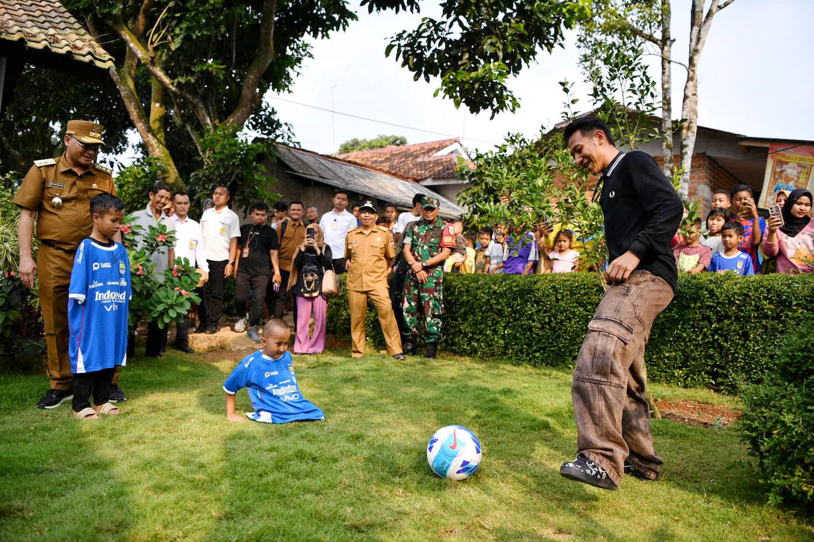 Wagub Bawa Beckham Temui Dua Anak Disabilitas ke Cikalong Wetan