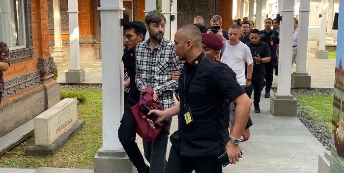 Tim Gabungan lakukan Proses ekstradisi berlangsung melalui Bandara Internasional I Gusti Ngurah Rai, Bali, Jumat (11/7/2025) sekitar pukul 09.30 WITA. Foto sumber untuk Radar Bali Grup Jawa Pos