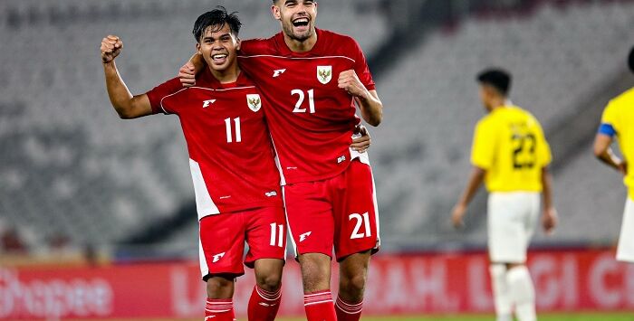 Pesepak bola Timnas U-23 Indonesia Jens Raven melakukan selebrasi usai mencetak gol ke gawang Brunei Darussalam pada laga penyisihan grup Piala AFF U23 di Stadion Utama Gelora Bung Karno, Jakarta, Selasa (15/7/2025). FOTO: SALMAN TOYIBI/JAWA POS