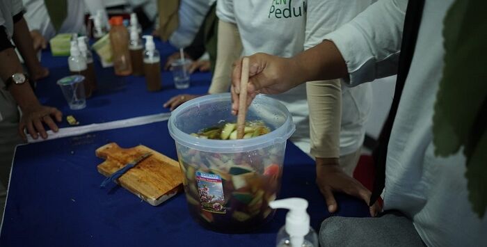 

PLN UP2B Jawa Barat melalui program TJSL menggelar pelatihan pembuatan sabun lerak dan eco enzyme di Desa Cangkuang Wetan, Kabupaten Bandung. Foto : Dokumentasi PLN UP2B Jawa Barat

