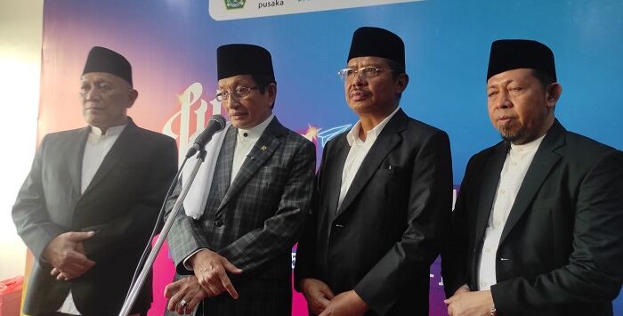 Menag Nasaruddin Umar, bersama para kyai, santri, serta tokoh pendidikan pondok pesantren saat melaunching rangkaian peringatan Hari Santri Nasional (HSN) 2025 di Pondok Pesantren Tebuireng, Jombang, Jatim, Senin (22/9/2025). Foto: Ainul Hafidz/Radar Jombang


