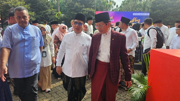 Menteri Agama (Menag) Nasaruddin Umar (kanan) dalam upacara peringatan Hari Santri Nasional 2025 di Jakarta Rabu (22/10/2025). Foto : Humas Kemenag


