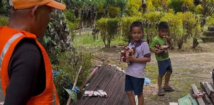 Penanggung Jawab Gerakan Anak Negeri, Hazairin Sitepu, berbincang dengan anak-anak. Hazairin menggambarkan kondisi memilukan yang ia saksikan langsung di lokasi bencana banjir bandang yang melanda wilayah Tapanuli Tengah dan Tapanuli Selatan. Foto : Dokumentasi Relawan Gerakan Anak Negeri