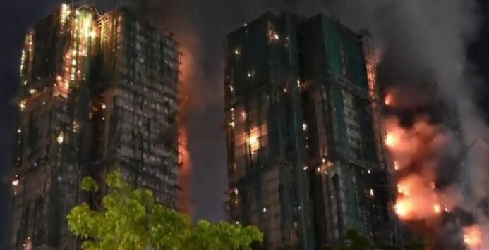 Tangkapan layar video kebakaran besar kompleks apartemen di Hong Kong. Foto : Dokumentasi NBC News