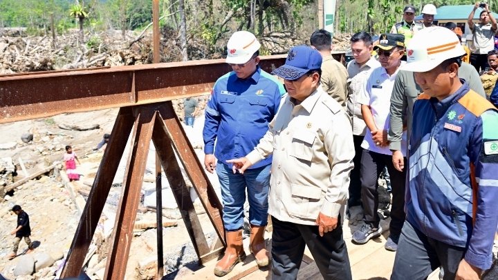 Presiden Prabowo Subianto Tinjau Jembatan Bailey hingga Posko Kesehatan