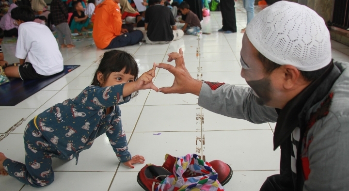 Badut Cimahi Hibur Anak Korban Bencana Longsor di Desa Pasirlangu Kecamatan Cisarua Kabupaten Bandung Barat