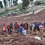 14 Korban Longsor di Kampung Pasir Kuning RW 10 dan RW 11 Desa Pasirlangu, Kecamatan Cisarua, Bandung Barat Dievakuasi