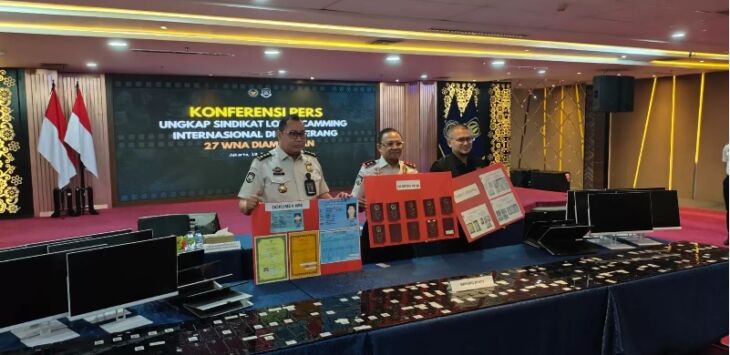 Plt Direktur Jenderal Imigrasi Yuldi Yusman (tengah) menunjukkan sejumlah barang bukti yang disita dalam operasi penangkapan WNA pelaku love scamming. Foto : Febry Ferdian/Jawa Pos


