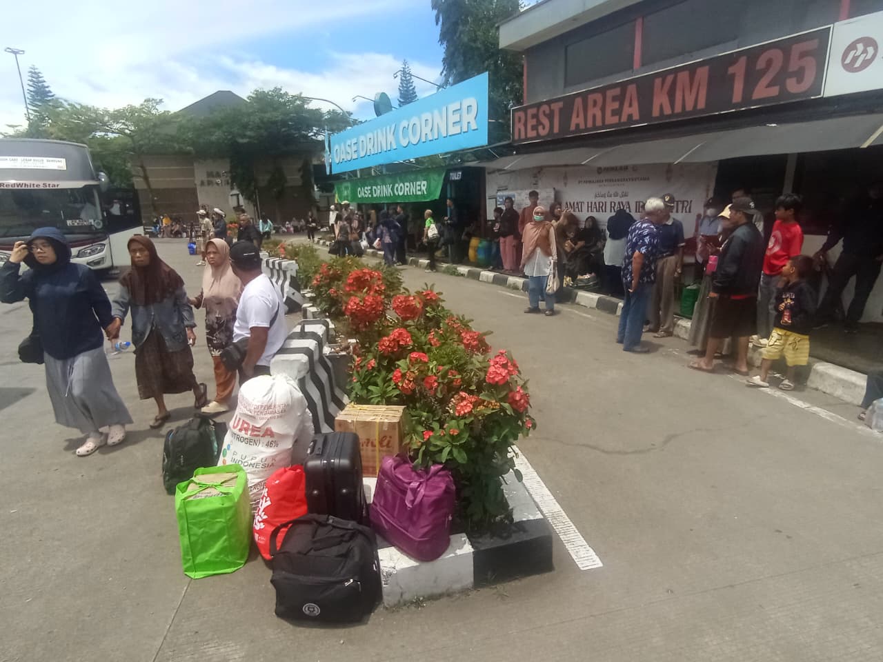 Penumpang Bus Saat Arus Balik Lebaran 2026 di Rest Area Mulai Ramai