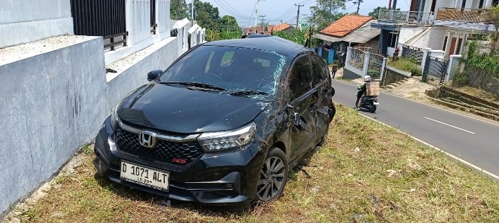 Bus Kecelakaan Beruntun di Jalan Raya Cijamil  Ngamprah KBB, Sejumlah Kendaraan Rusak