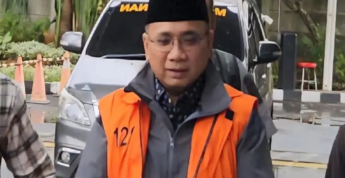 Mantan Menag Yaqut Cholil Qoumas dibawa kembali ke dalam rumah tahanan KPK pada Selasa (24/3) yang sebelumnya berstatus tahanan rumah. FOTO : DOK JAWA POS