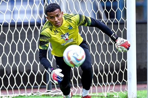 Penjaga gawang Persib Bandung, Teja Paku Alam. Foto : Dokumentasi @instagram Persib