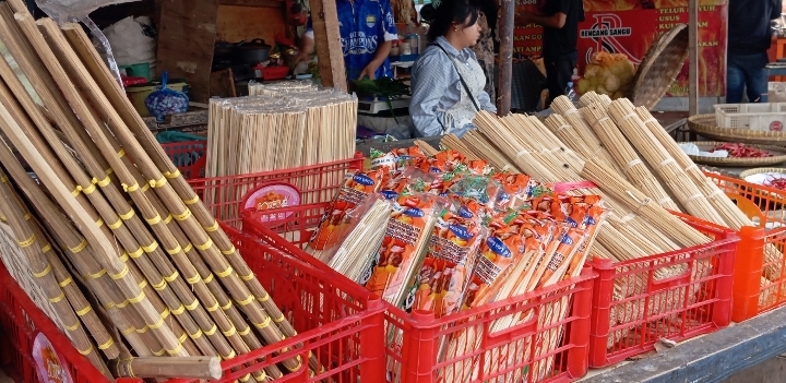 Iduladha, Pedagang Dadakan Peralatan Sate di Pasar Ciroyom, Kota Bandung Menjamur