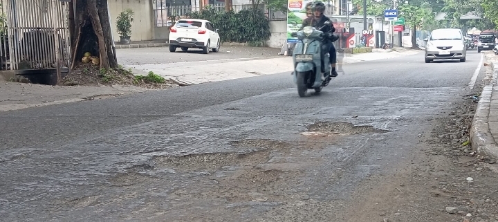Jalan Rusak Bahayakan Pengendara Sepeda Motor di Jalan Gunung Batu Kota Bandung