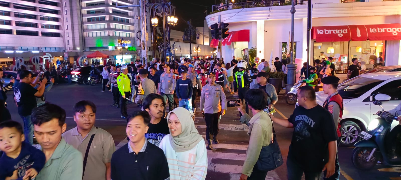Anggota Polrestabes Bandung Patroli di Braga dan Asia Afrika