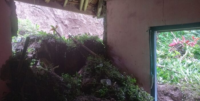 Kondisi rumah warga di Kampung Cibitung, Desa Ganjarsari, Kecamatan Cikalongwetan, KBB usai tertimpa material longsor pada Selasa (5/5/2026). Foto Dok Destana Cikalongwetan

