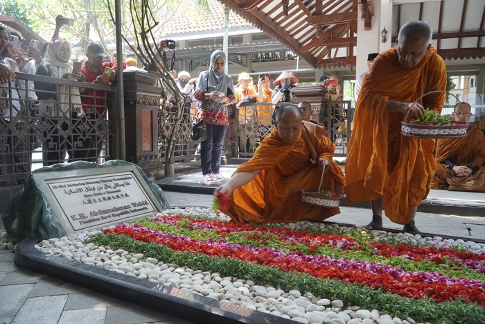 Puluhan Bhante dan Biksu Asia Tenggara Tabur Bunga di Makam Gus Dur