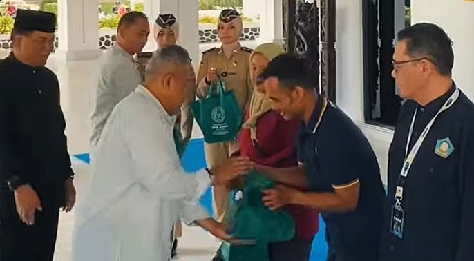 IPDN Salurkan Daging Kurban untuk Warga dan Petugas Kampus